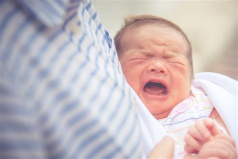 Bebê Chorando No Abraço De Mãe Conceito Saudável Recém Nascido E