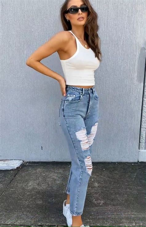 E6d8545daa42d5ced125a4bf747b3688 In 2020 Light Ripped Jeans Loose Jeans Outfit Ripped Mom Jeans