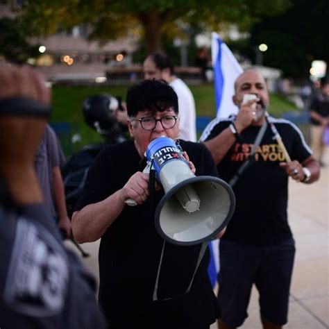 המשטרה עצרה לחקירה את הפעילה נגד מבקשי המקלט ומהגרי העבודה בדרום תל אביב, יחד עם גבר נוסף. 103FM - אראל סג"ל - שפי פז הפגינה מול ביתה של נשיאת העליון ...