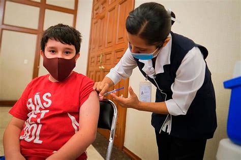 Sin embargo, la pandemia sigue activa y por lo tanto la población, aún vacunada, debe usar cubrebocas adecuadamente (esta sencilla medida puede reducir hasta 90 por ciento el riesgo de contagio), permanecer por corto tiempo en espacios públicos, mantener distancia de 1.5 metros entre personas, y. Da Inicio la primera etapa de vacunación contra influenza ...