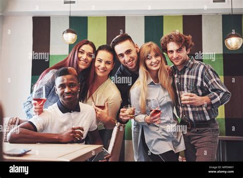 Población Multirracial Divirtiéndose En El Cafe Tomando Un Selfie Con