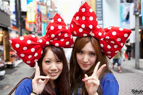 Giant Hair Bows In Shibuya Two Fun Japanese Girls With Hug Flickr