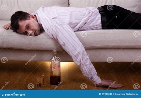 Betrunkener Mann Der Auf Dem Sofa Schläft Stockbild Bild von mann