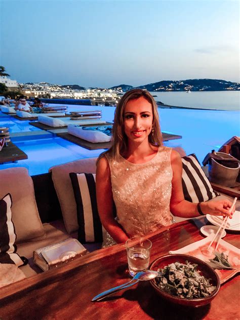 Ένας μοναδικός συνδυασμός για τις καλύτερες διακοπές. Cavo Tagoo Mykonos Zuma Restaurant in 2020 | Fashion tips ...