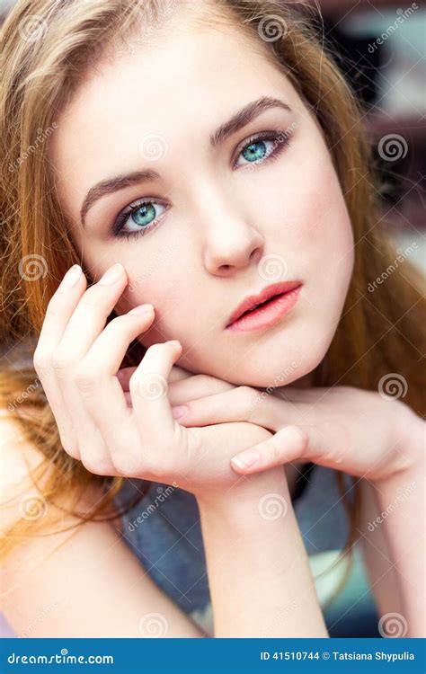 Estimada Chica Joven Elegante Hermosa Con Los Ojos Azules Con El Pelo Del Régimen Asentado Foto