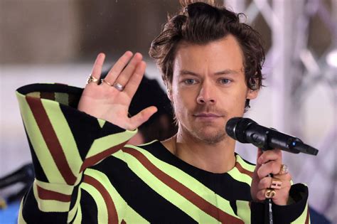Harry Styles Helpt Fan Uit De Kast Komen Tijdens Optreden In Ziggo Dome Foto Destentor Nl