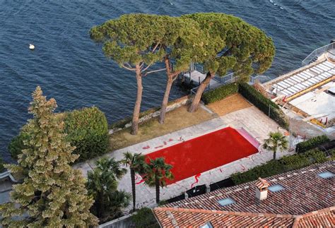 Tiñeron De “rojo Sangre” La Piscina De Un Propagandista Del Kremlin En La Ribera Del Lago De