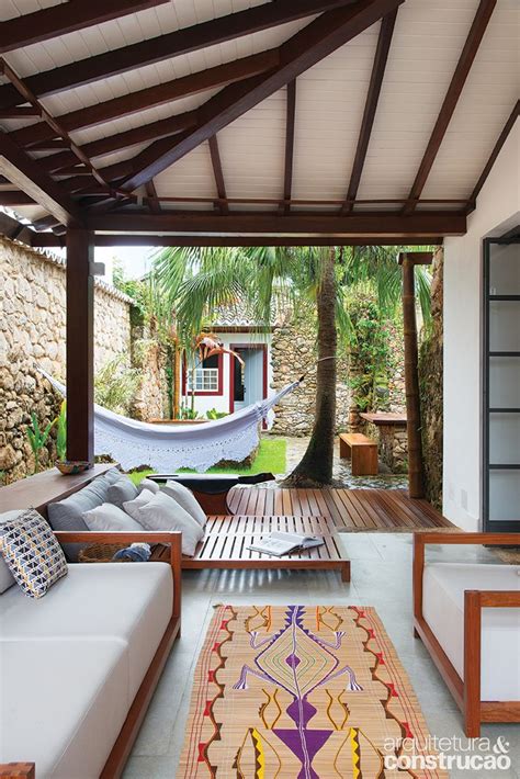 Si tienes una casa y estás pensando en hacer reformas, te habrás preguntado cuánto cuesta reformar una casa. Reforma atualiza casa em Paraty, mas preserva sua ...