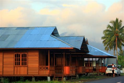 Menyambangi Desa Woloan, Markas Pengrajin Rumah Adat Minahasa - Situs