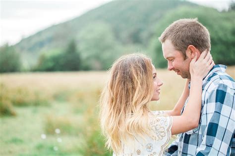 beautiful outdoor engagement session what to wear photo inspiration engagement session