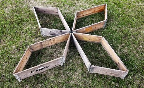 Ut i trädgården och skapa en prunkande plats att vara tillsammans i. Man kan åpne pallekarmene i hjørnene og lage nye former ...