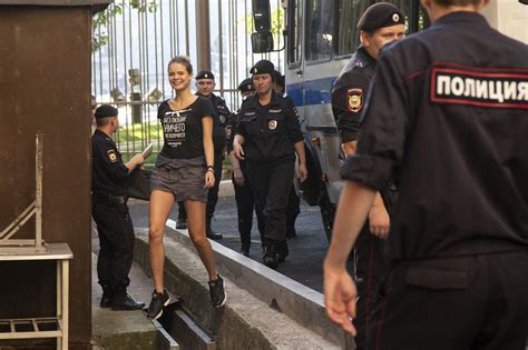Flitzer Aktion Bei Wm 2018 Vier Pussy Riot Mitglieder überraschend Aus Polizeigewahrsam Entlassen
