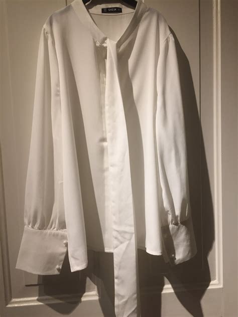 Vit blus- knytblus stl L (369496367) ᐈ Köp på Tradera