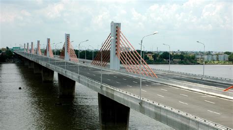 Venezolanos lanzan a peruano desde un puente video se viraliza en redes sociales. Puente-Vivekananda-2