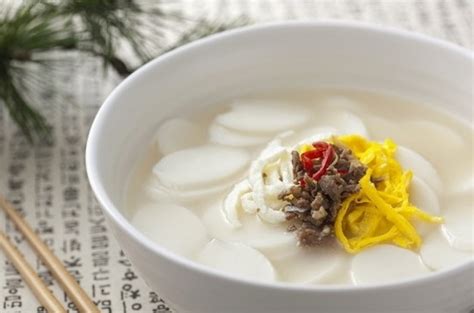 Every new year's day, koreans make dduk guk/tteok guk and share it with their family and guests who visit their homes. 소셜타임즈 :: 설날 음식-떡국,전,식혜,갈비찜,잡채