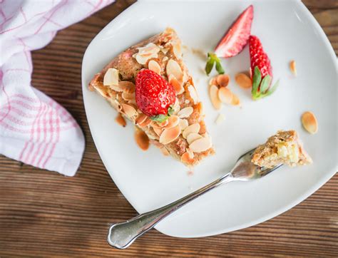 Erdbeeren vorsichtig waschen, trocken tupfen und putzen. Rezept: Erdbeer-Rhabarber-Kuchen Mit Selbstgemachtem ...