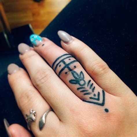 Check spelling or type a new query. 40 Tatuajes para dedos, sencillos y perfectos | Belagoria | la web de los tatuajes