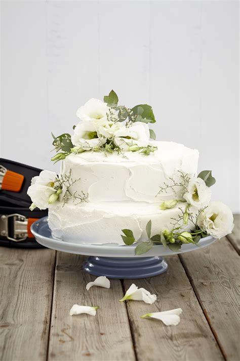This cake stand is lower than normal stands which makes it even better from both a serving and storage point of the cake stand is also a nice height to display at the table, and to serve from. 2-Tier Vanilla Bean Cake, on Le Creuset Coastal Blue Cake ...