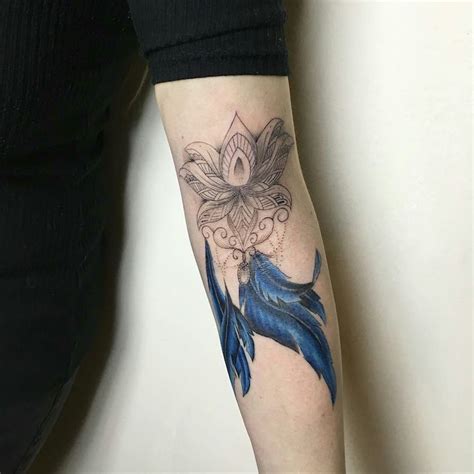 Tatouage plume avant bras tatouages301.blogspot.com idee tattoo plume femme avec ancre sur de plumes tatouage plume de paon en haut du dos tatouage plume sur le bras tatouage plume. 1001 + significations et designs du tatouage plume ...