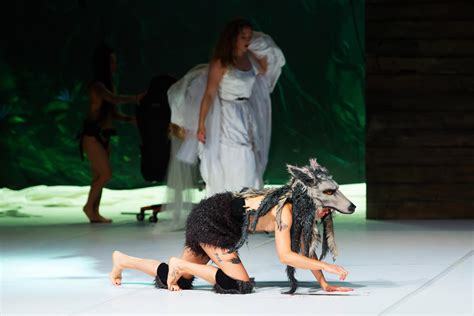 Teatros Del Canal Estrena En España Tanz De La Coreógrafa Y Performer Florentina Holzinger