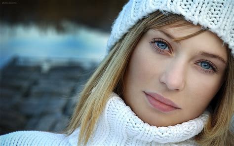 عکس دختر ترک خوشگل چشم آبی با لباس بافتنی زمستانی سفید
