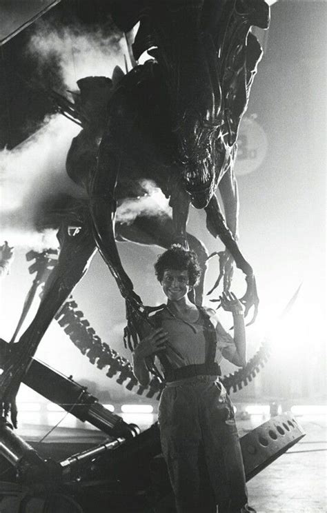 Sigourney Weaver Posing With Alien On The Set Of Aliens 1986 R