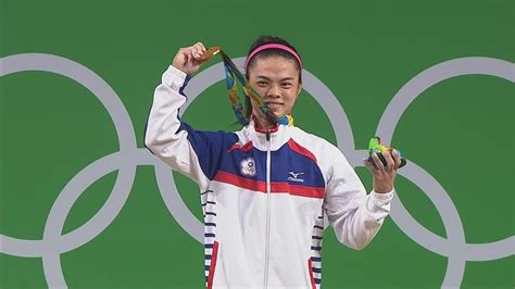 Jun 21, 2021 · 東京奧運下個月即將登場，紐西蘭奧林匹克委員會官員今天指派舉重選手哈伯德（ laurel hubbard ）加入紐西蘭國家代表隊陣容，她將成為史上首位公開出櫃的跨性別奧運選手。法新社報導， 43 歲的哈伯德生為男兒身， 30 多歲時變性成為女人。紐西蘭奧委會主席史密斯（ kereyn smith ）表示，哈伯德已. 許淑淨遞補倫敦奧運舉重金牌 選在台灣領取獎牌 - 民視新聞網