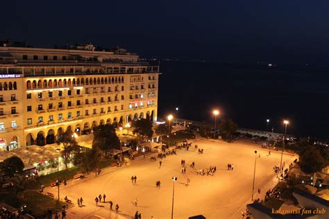 Δείχνει το στήθος της περνώντας δίπλα από διμοιρία των ματ στη θεσσαλονίκη. KALAMITSI FAN CLUB: ΕΙΚΟΝΕΣ ΑΠΟ ΤΗΝ ΘΕΣΣΑΛΟΝΙΚΗ