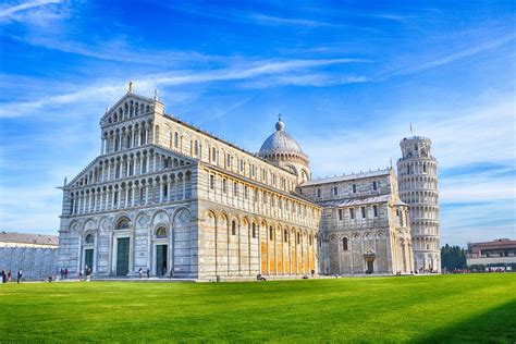 Gli Eroi Del Passato Pisa Piazza Dei Miracoli