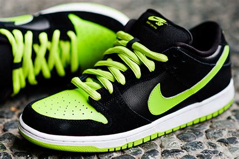 Black and neon green, neon green and light blue, and white and salmon pink all add up to a cool and stylish lineup. Nike SB Black/Neon Green Dunk Low | HYPEBEAST