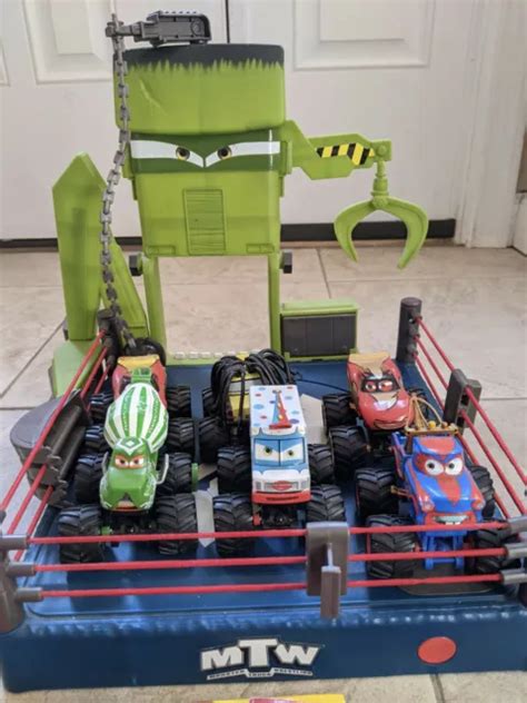 Disney Pixar Cars Toon Monster Truck Wrastlin Wrestling Ring With 6