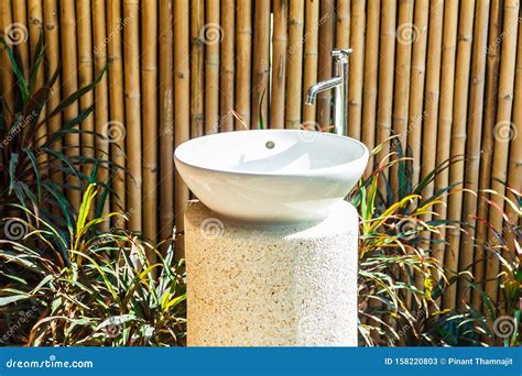 Faucet Dans La Salle De Bains Avec Mur En Bambou Image Stock Image Du