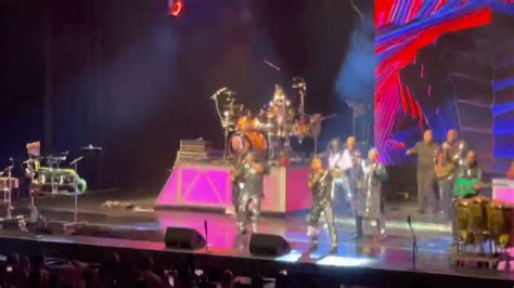 Earth Wind And Fire Concert Lets Groove Mohegan Sun Arena