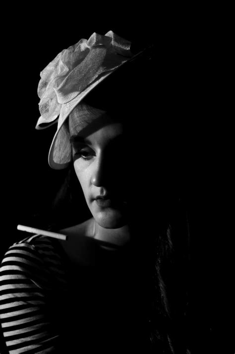 무료 이미지 검정색과 흰색 사람들 소녀 여자 화이트 사진술 초상화 모델 모자 어둠 의류 검은 단색화 담배 머리 아름다움 사진 촬영 흑백