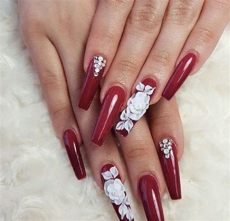 Esta primavera, las uñas son todo menos sencillas. Uñas acrilicas color vino | Botox