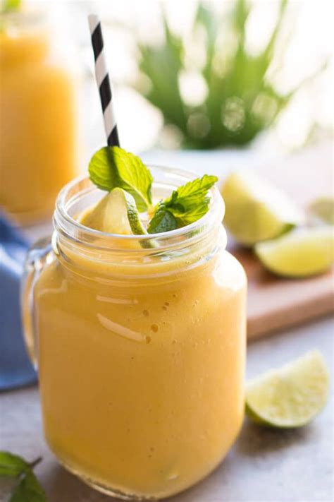 Transfer it to a glass, add two straws and sprinkle with cinnamon to decorate. Banana Mango Smoothie {100% Fruit - Without Yogurt!}