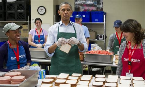 13 Photos Of Obama Making Sandwiches At Marthas Table Huffpost