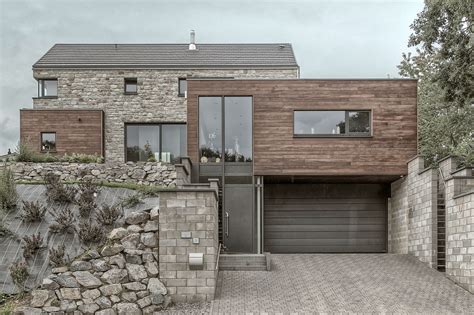 Zeitloses, modernes design, produziert aus materialien, die sich seit jahrzehnten bewähren. Haus in Stein und Holz