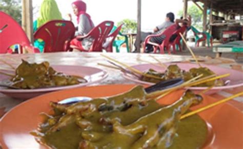 Haluskan dan campur semua bumbu kacang kecuali air panas dan air asam jawa. 5 Kreasi Resep dan Cara Membuat Sate Padang Gurih