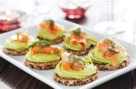Gli asparagi con salmone affumicato sono un ideale e elegante antipasto per una cena a base di pesce. Tartine con salmone e crema di avocado | Ricetta | Ricette ...