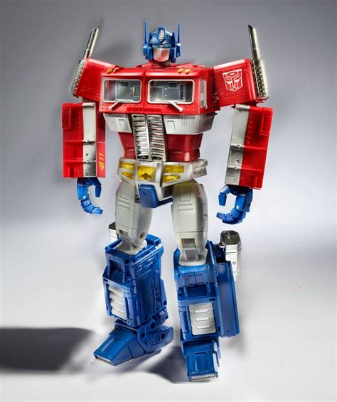 One shall stand, one shall fall sideshow collectibles and hot toys are proud to present the optimus prime (starscream version) collectible figure from the classic and highly popular the transformers generation 1. Optimus Prime (MP-10) - Transformers Toys - TFW2005