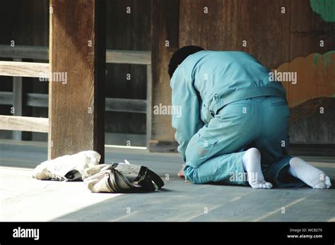 Man Kneeling Down Hi Res Stock Photography And Images Alamy