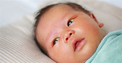 Bayi yang terkena demam kuning dengan bacaan tinggi tidak akan dibenarkan pulang sehingga bacaan menjadi normal semula. Ibu Darah Jenis O Antara Penyebab Bayi Kuning Lepas Lahir ...