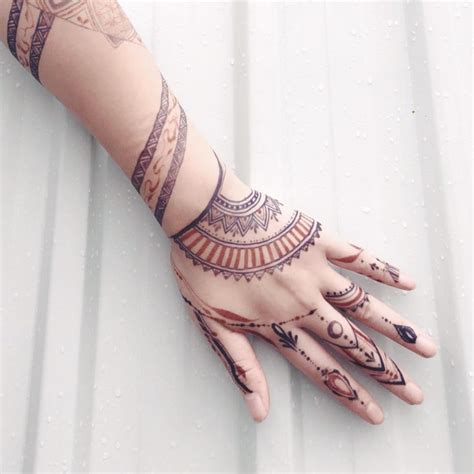 Henna tattoos can last several hours or even more than 30 days in some cases based on how the henna paste was mixed. How Long do Henna Tattoos Last - 75+ Inspirational Designs ...