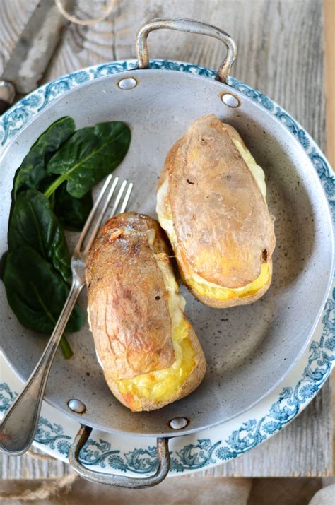 Raclette revisitée dans des pommes de terre au four