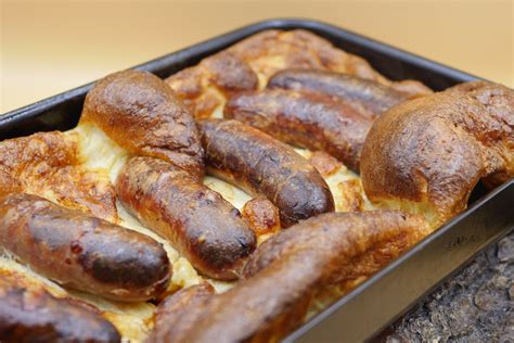 Place the flour into a mixing bowl, add the eggs and beat to a. Skinny Toad-in-the-Hole for 5-2 Diet | Recipe | Beans on ...