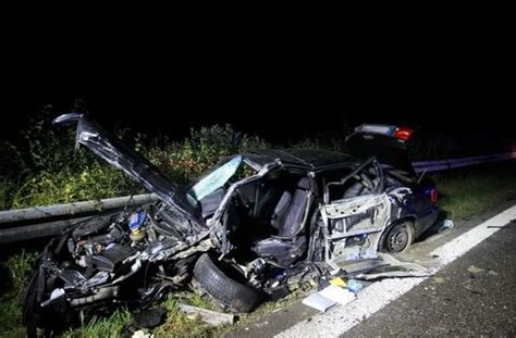 Geisterfahrer rast in Kleinbus 75 Jähriger stirbt Politik