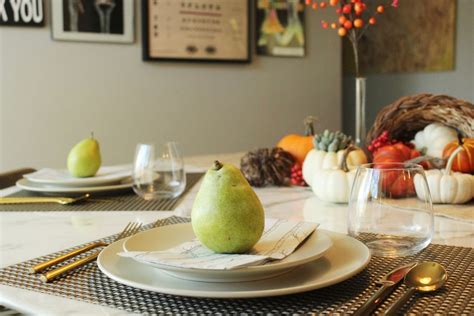 A spirited place setting can enchant even the most staunch holiday naysayers on your guest list, while also providing family members with conversation starters that don't even when you're setting a modern table, thanksgiving, with all of its heirloom silver connotations, encourages a nod to tradition. 12 Modern Thanksgiving Table Setting Ideas