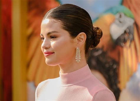 18 Of Our Favorite Selena Gomez Hairstyles Updated 2024