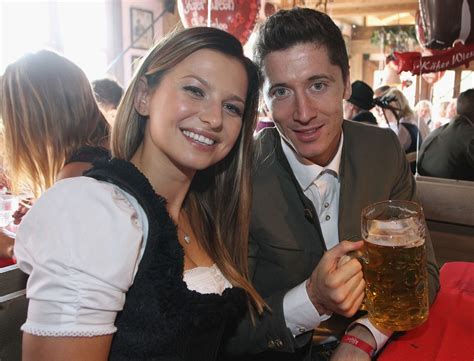 Robert lewandowski hat wohl eine der sportlichsten frauen aller fußballer. Anna Lewandowska privat: Eine starke Frau! Das ist ...
